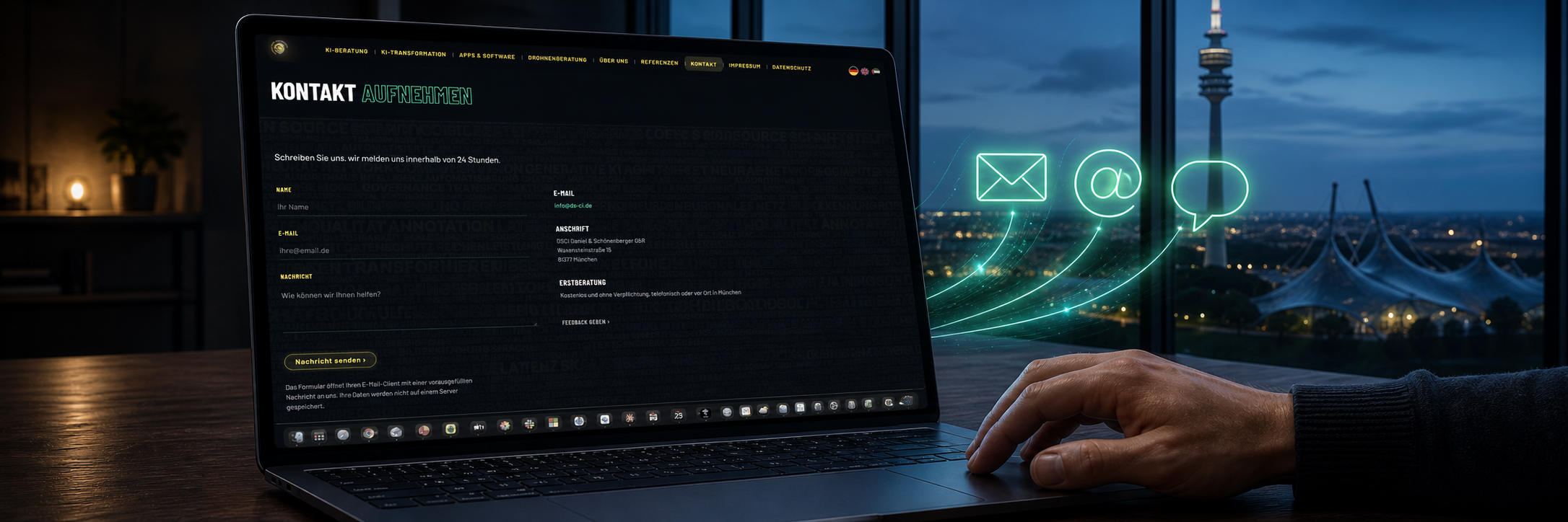 Aufgeklappter Laptop mit der Kontaktseite von DSCI, davor ein leuchtendes Briefsymbol und ein At-Zeichen, im Fenster München mit dem Olympiaturm in der Dämmerung